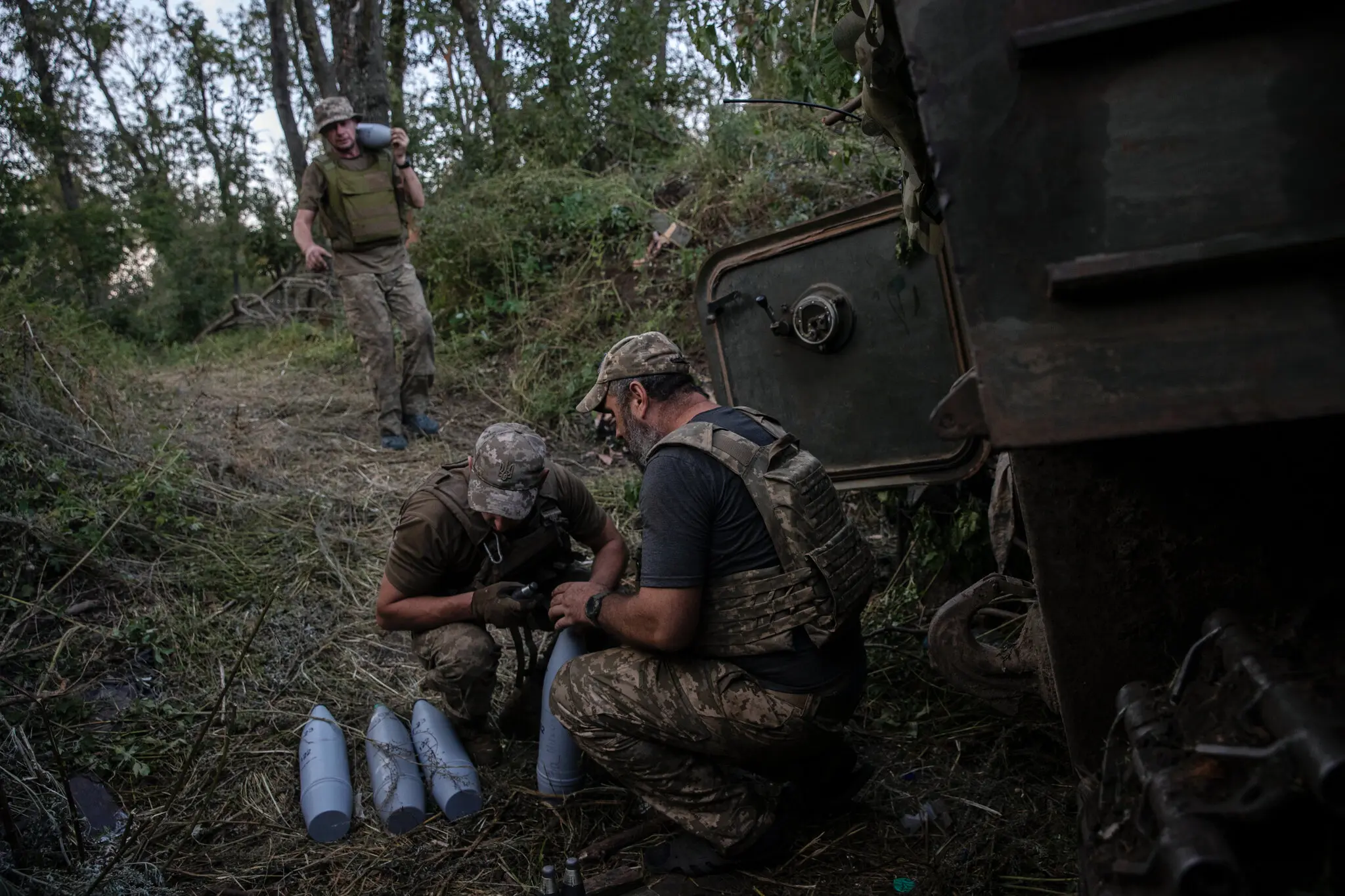 Українські бійці 22-ї окремої механізованої бригади в понеділок ведуть стрільби з самохідної гаубиці в районі Бахмута.